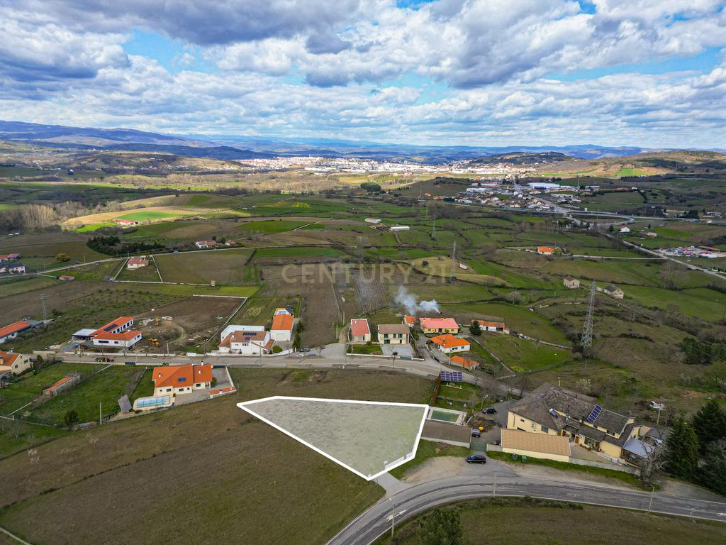 Oportunidade Única: Moradia em Bragança por 130.000€ - Image 1