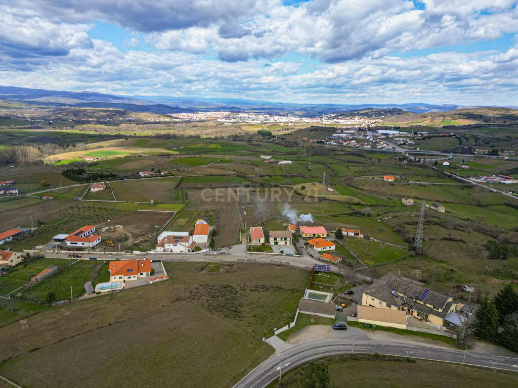 Oportunidade Única: Moradia em Bragança por 130.000€ - Image 9