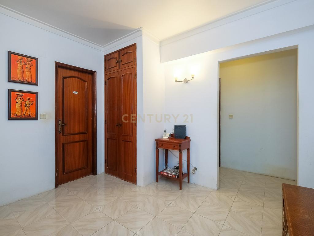 T2 com elevador e arrecadação no Casal do Cotão - Image 9