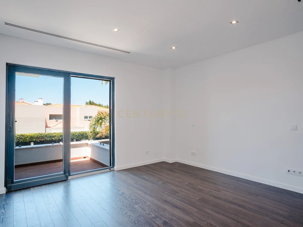 Moradia Independente T5 de Luxo com Piscina e Garagem a 5 minutos do Kings College - Image 13