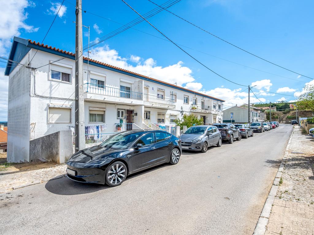 Prédio com 2 Apartamentos - Sabugo (Almargem do Bispo) - Image 1