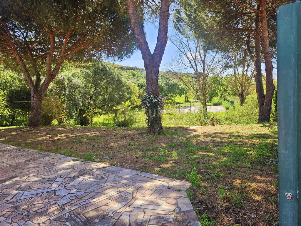 Moradia Unifamiliar T4 com Vista Desafogada e Grande Lote de Terreno na Quinta da Condessa - Image 5