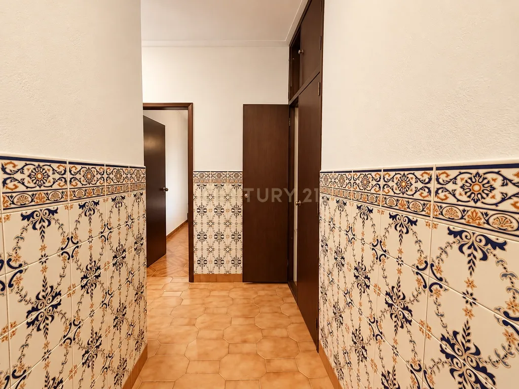 Moradia T4 Térrea em Vale de Janelas, Santa Cruz – Espaço, Privacidade e Tranquilidade - Image 13