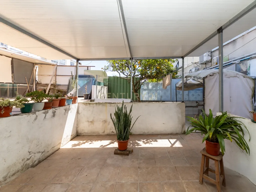 Apartamento T3 no Feijó com logradouro de 261 m2 - Image 25