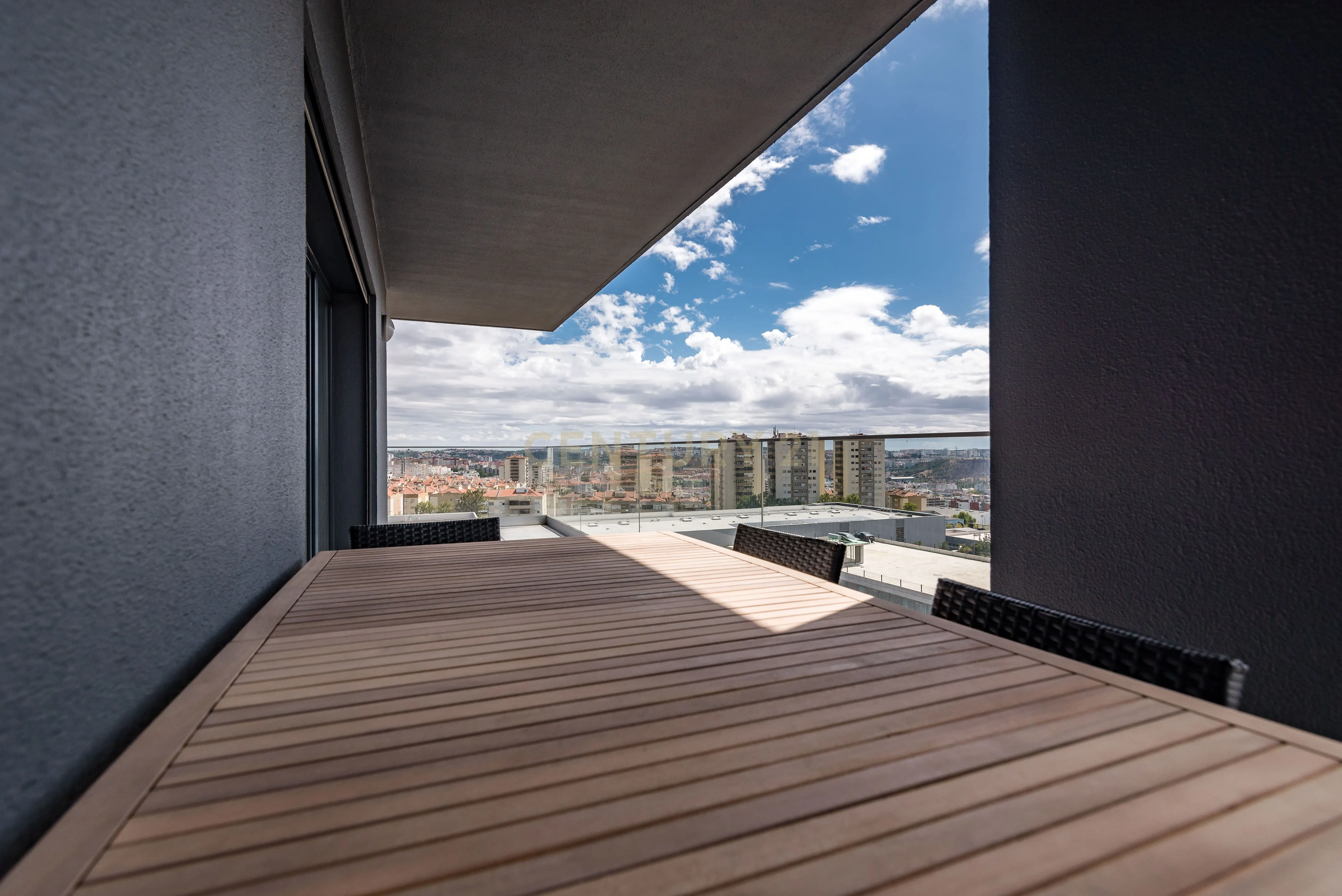Luxuoso Apartamento T3 em Odivelas com Vista Panorâmica - Image 17