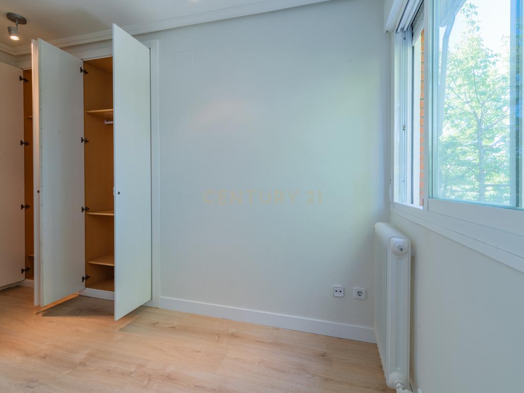 Chalet adosado con jardín en calle Unicornio, Aravaca - Image 28