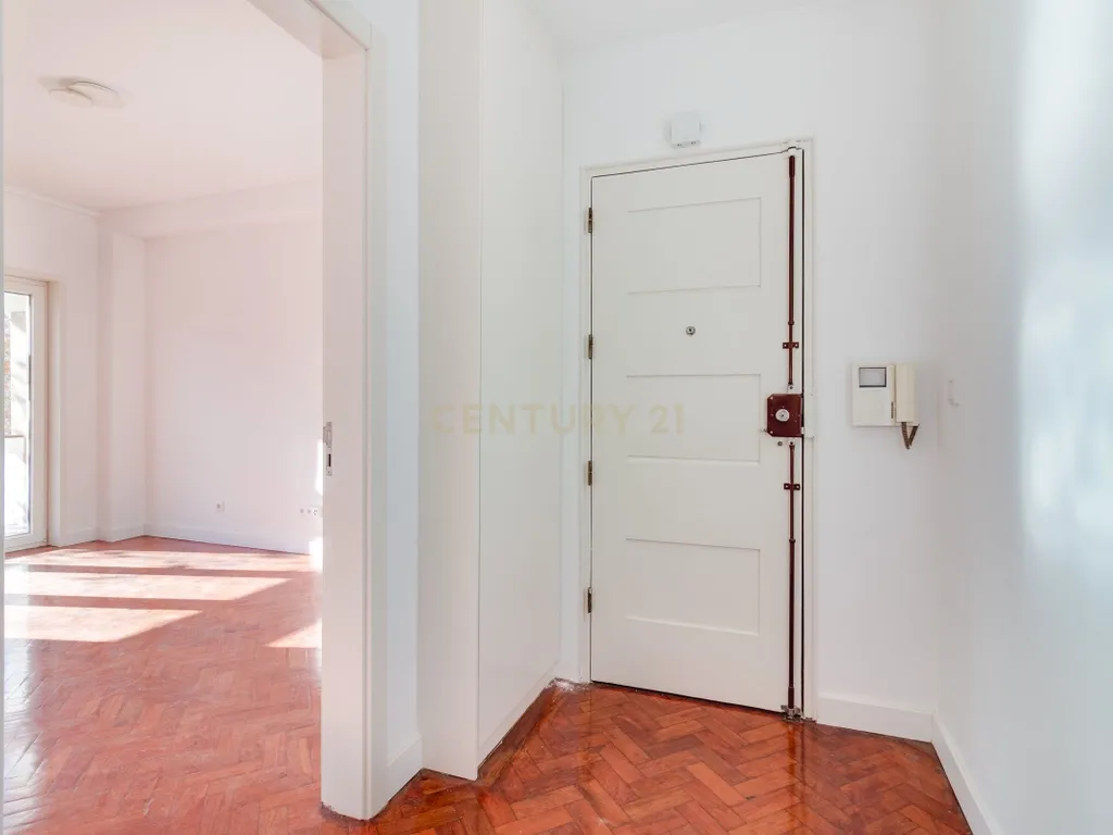 T3 TOTALMENTE RENOVADO COM VARANDA DE 21 m² NO CAMPO PEQUENO – LISBOA - Image 12