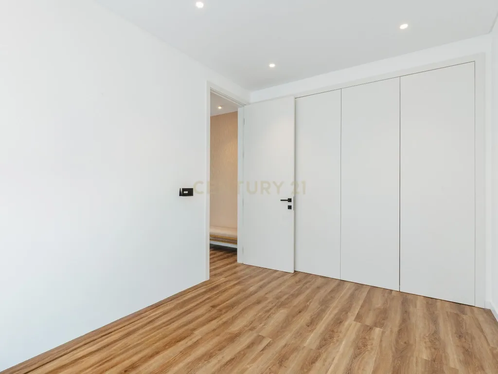 Moradia T4 com piscina e 3 suites | A escolha inteligente para viver com mais espaço a minutos de Lisboa - Image 11