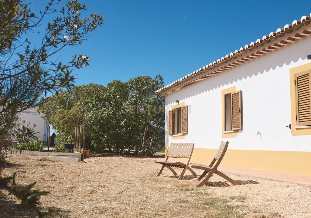 Acorde com vistas deslumbrantes sobre o oceano no seu rancho exclusivo de 8,4 hectares no Algarve, em Aljezur! Inclui uma casa principal ecoeficiente com certificação energética A, perto de praias de surf lendárias. Este é o seu refúgio costeiro definitivo — agarre esta oportunidade rara e agende hoje mesmo a sua visita! - Image 63