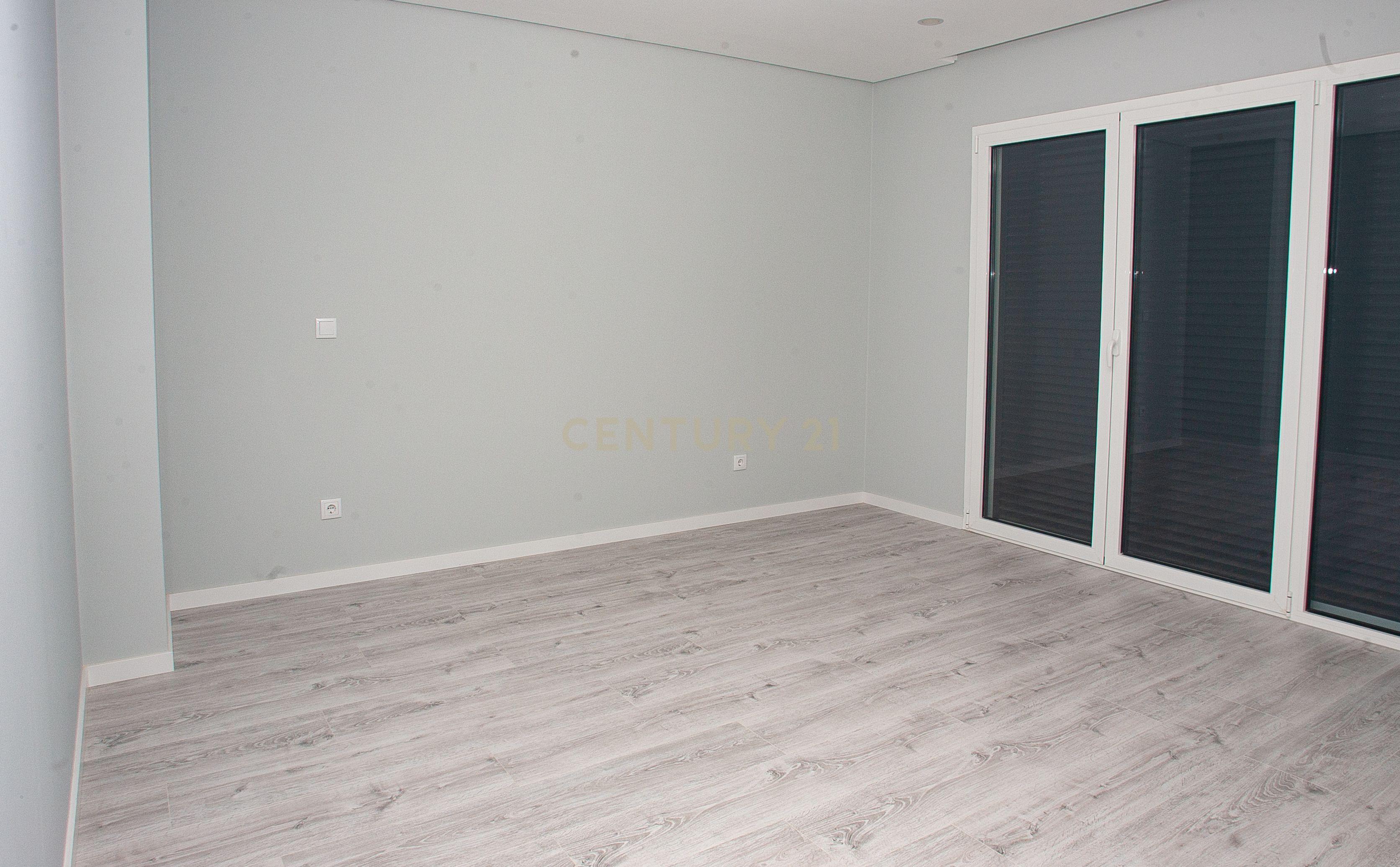 MORADIA T5 + 3 EM FAMÕES, COM PISCINA, JARDIM E BOX PARA 4 CARROS - Image 21