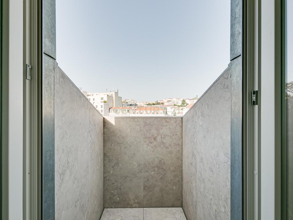 Apartamento T2+1 inserido no emblemático Edifício "Alegria 25". - Image 39