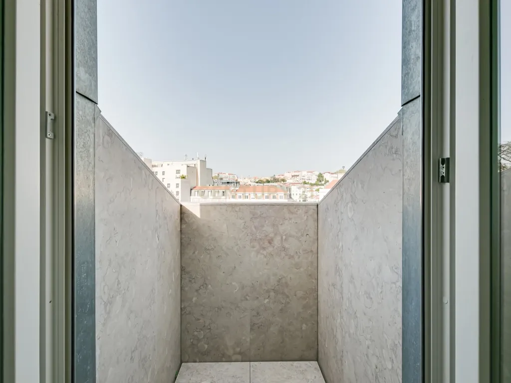 Apartamento T2+1 inserido no emblemático Edifício "Alegria 25". - Image 39