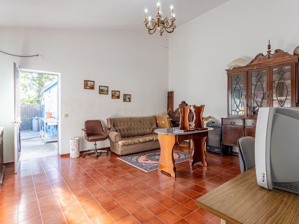 Quinta com 25.800M2 com moradia T6 em Casével, Santarém. - Image 13