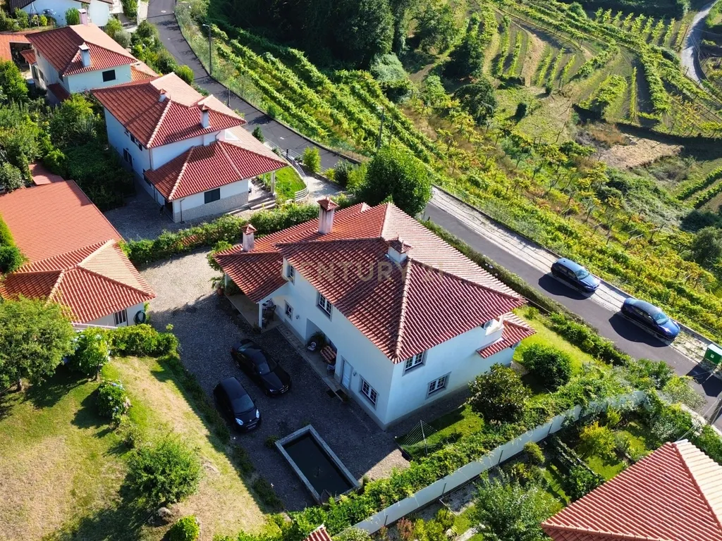 Propriedade com moradia T3 e piscina, Macieira de Cambra - Image 35