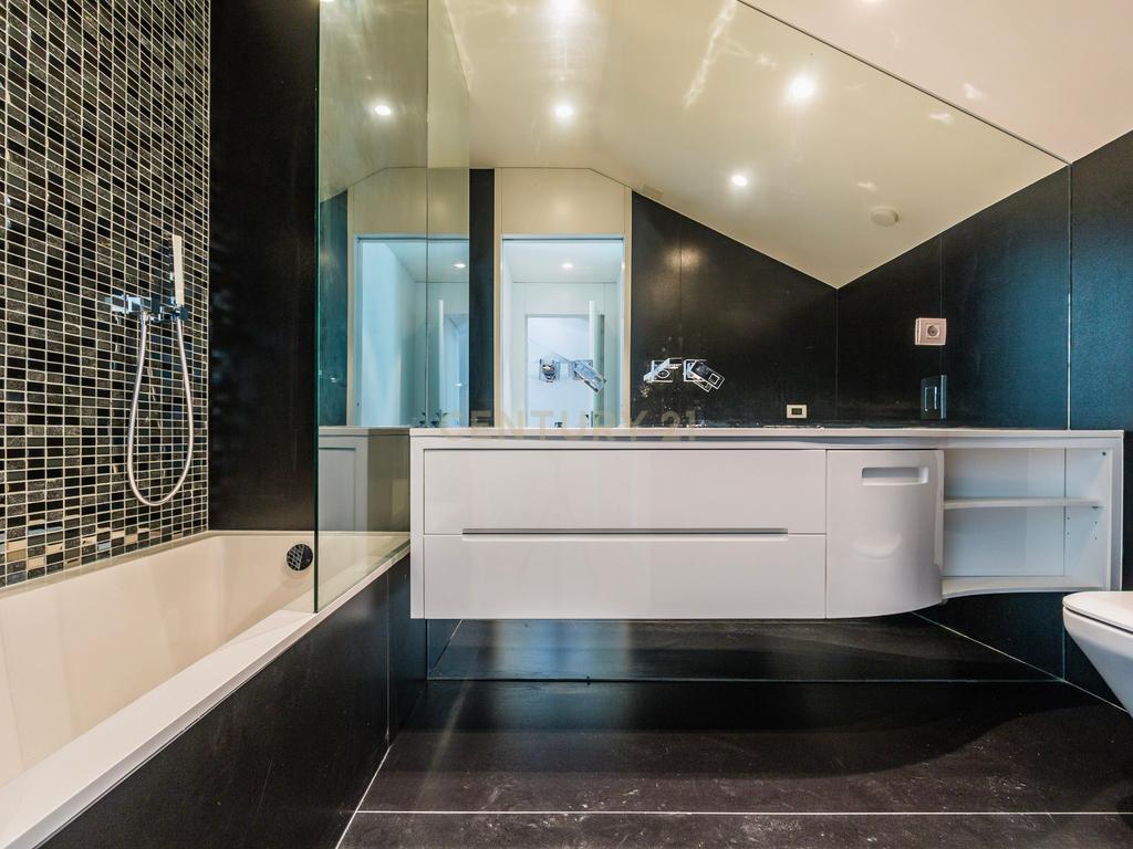 T2 Duplex | Moagem Heritage | Edifício Único e Icónico | Coração de Leiria - Image 32