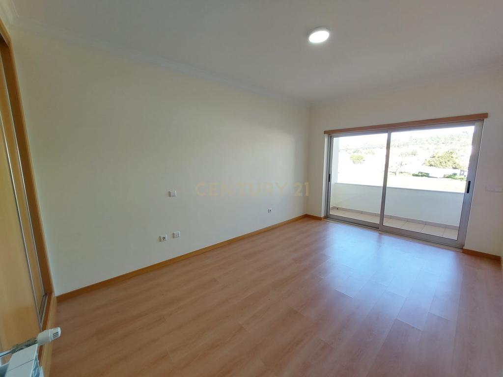 Moradia T4 de 3 Pisos com Piscina e Jardim - Image 23