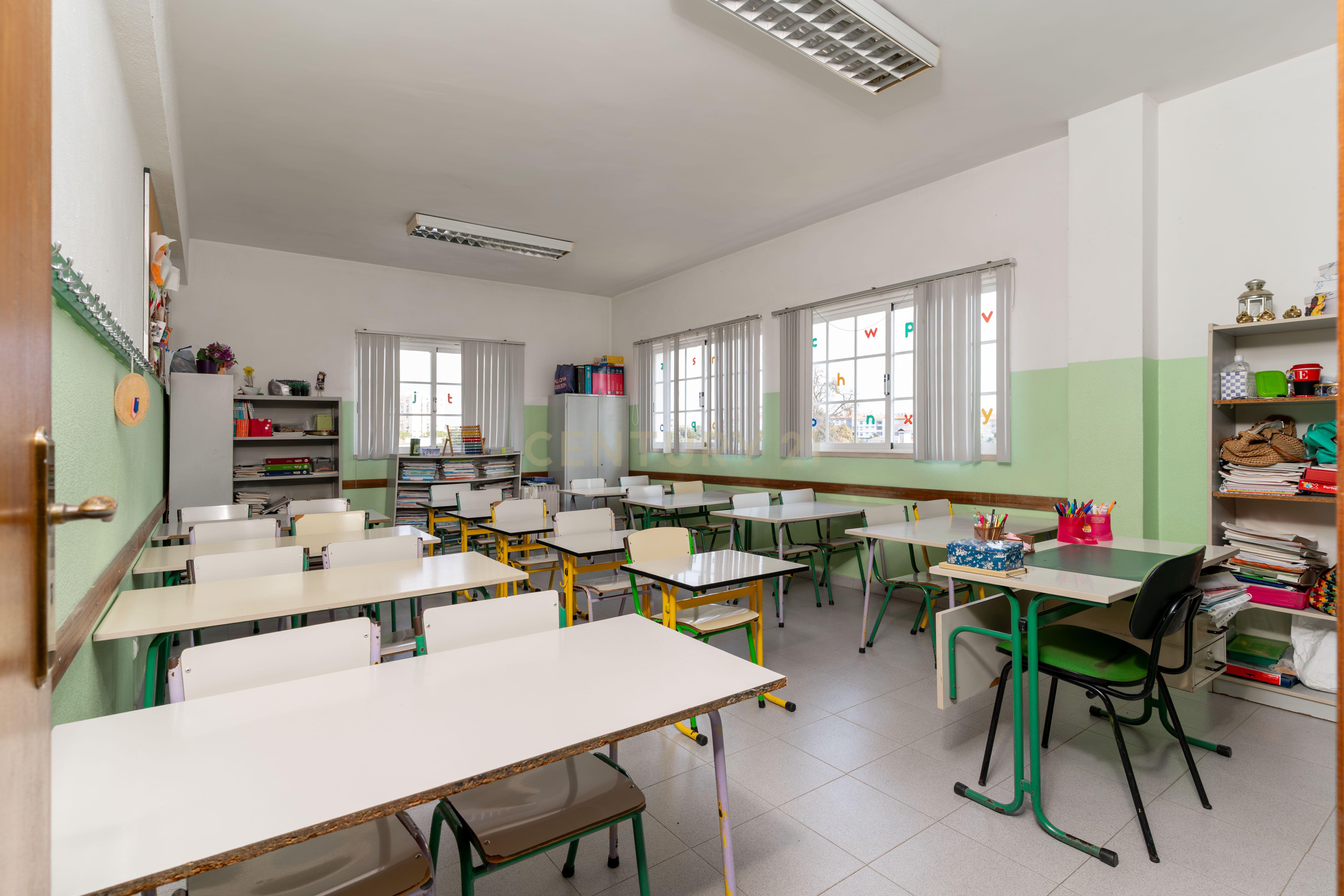 Fotografia 9 de Excelente Oportunidade de Investimento na Arrentela - Espaço Comercial com Potencial
