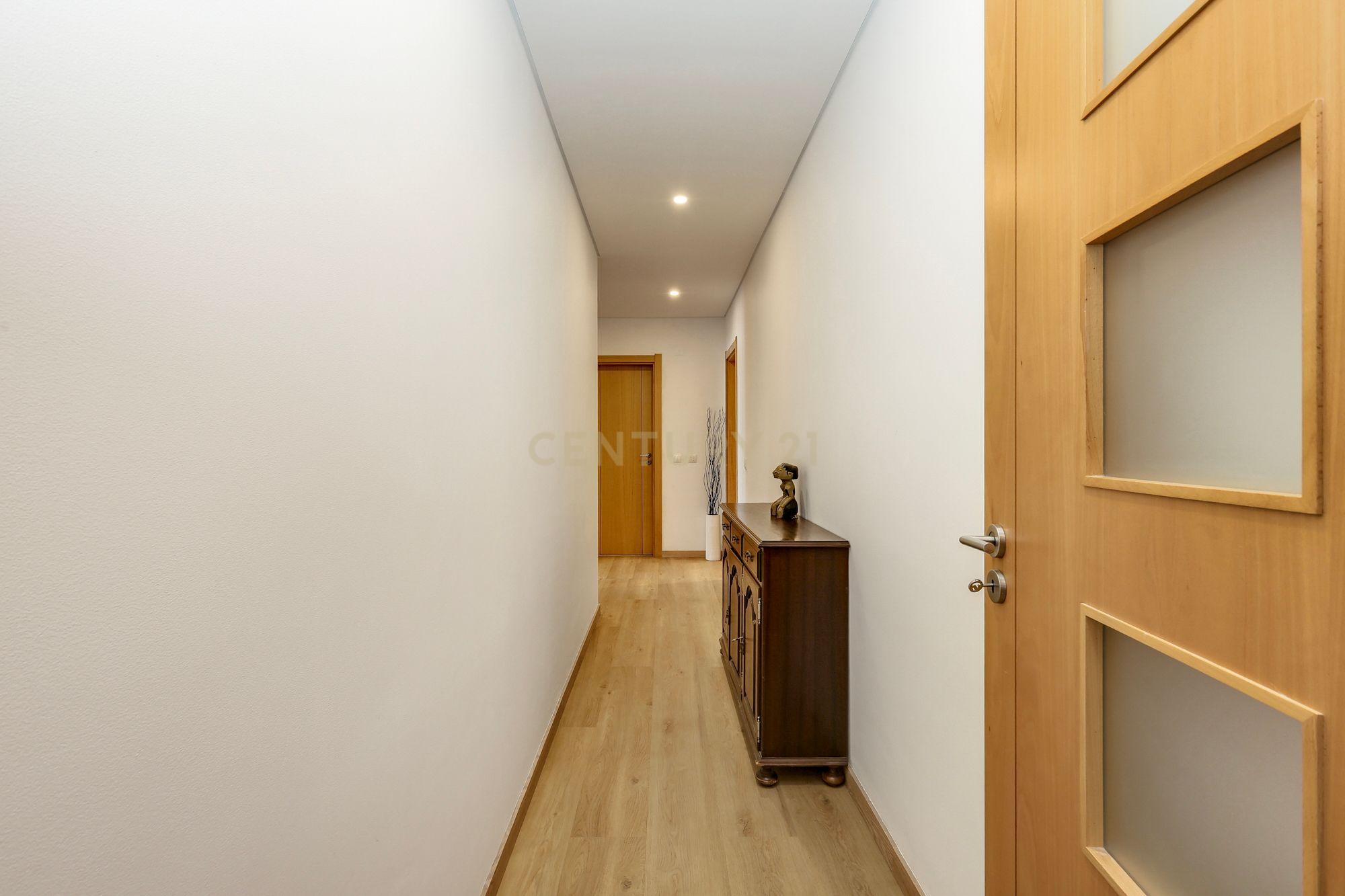 Fotografia 11 de T3 com 3 lugares garagem - Casas do Lago