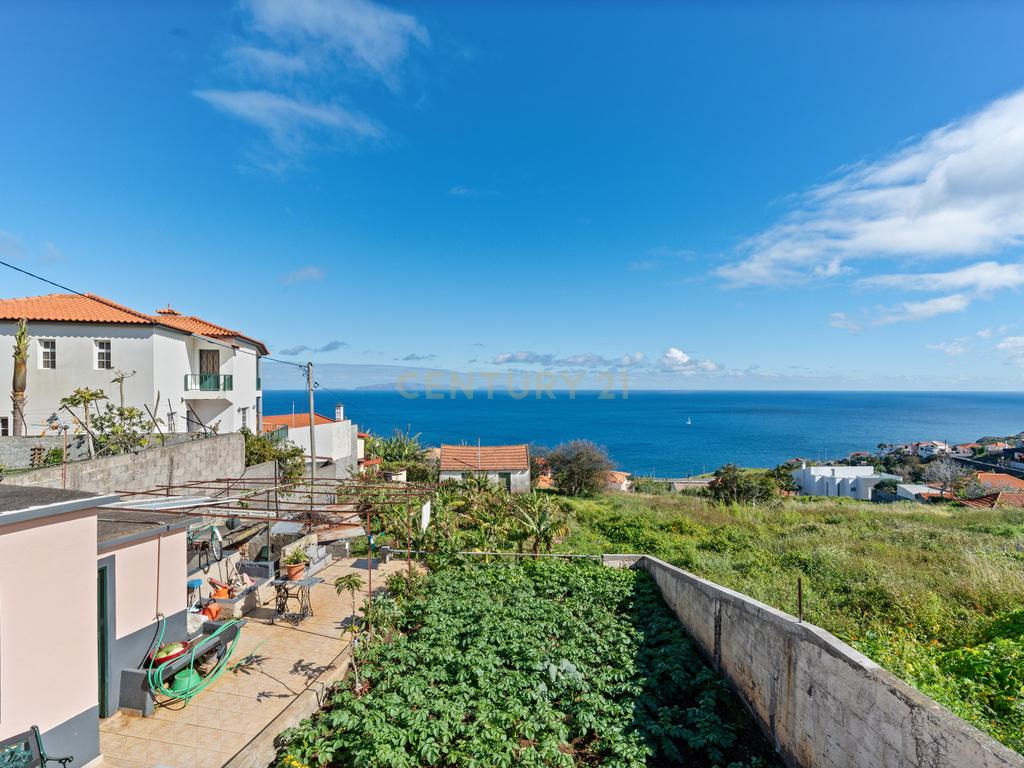 Moradia T2 em Gaula – Vista Mar, Jardim & Tradição! - Image 18