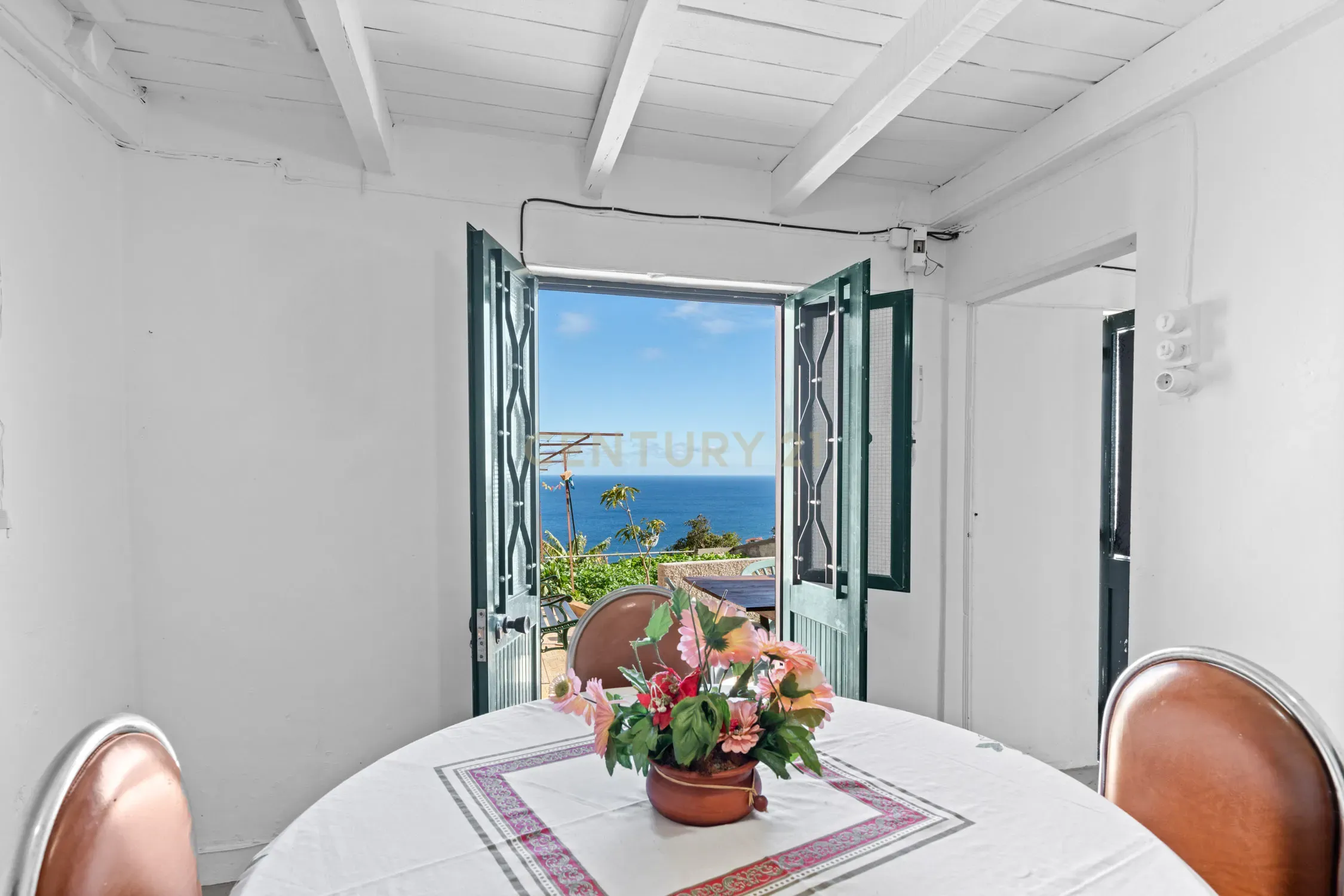 Moradia T2 em Gaula – Vista Mar, Jardim & Tradição! - Image 9