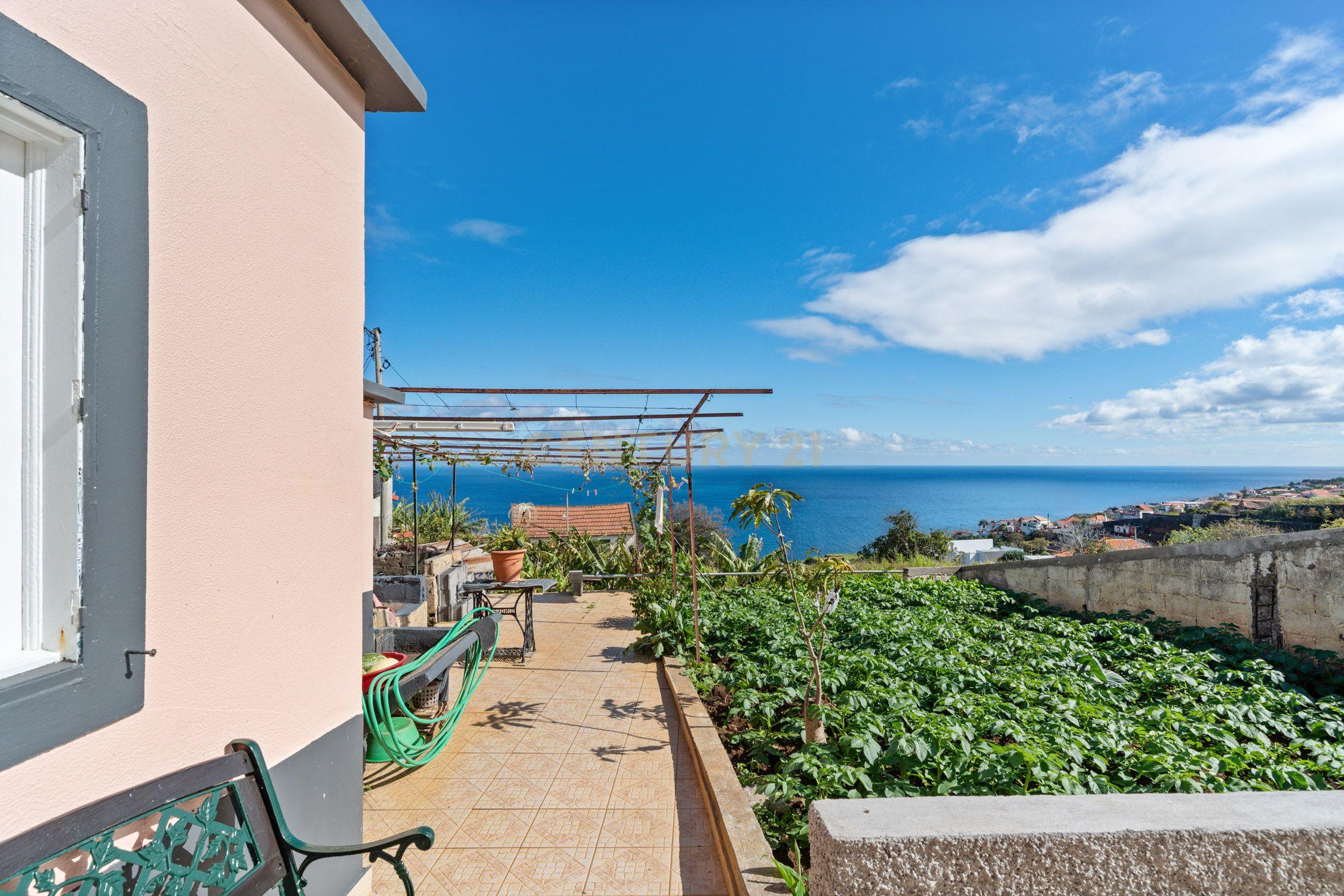 Moradia T2 em Gaula – Vista Mar, Jardim & Tradição! - Image 2