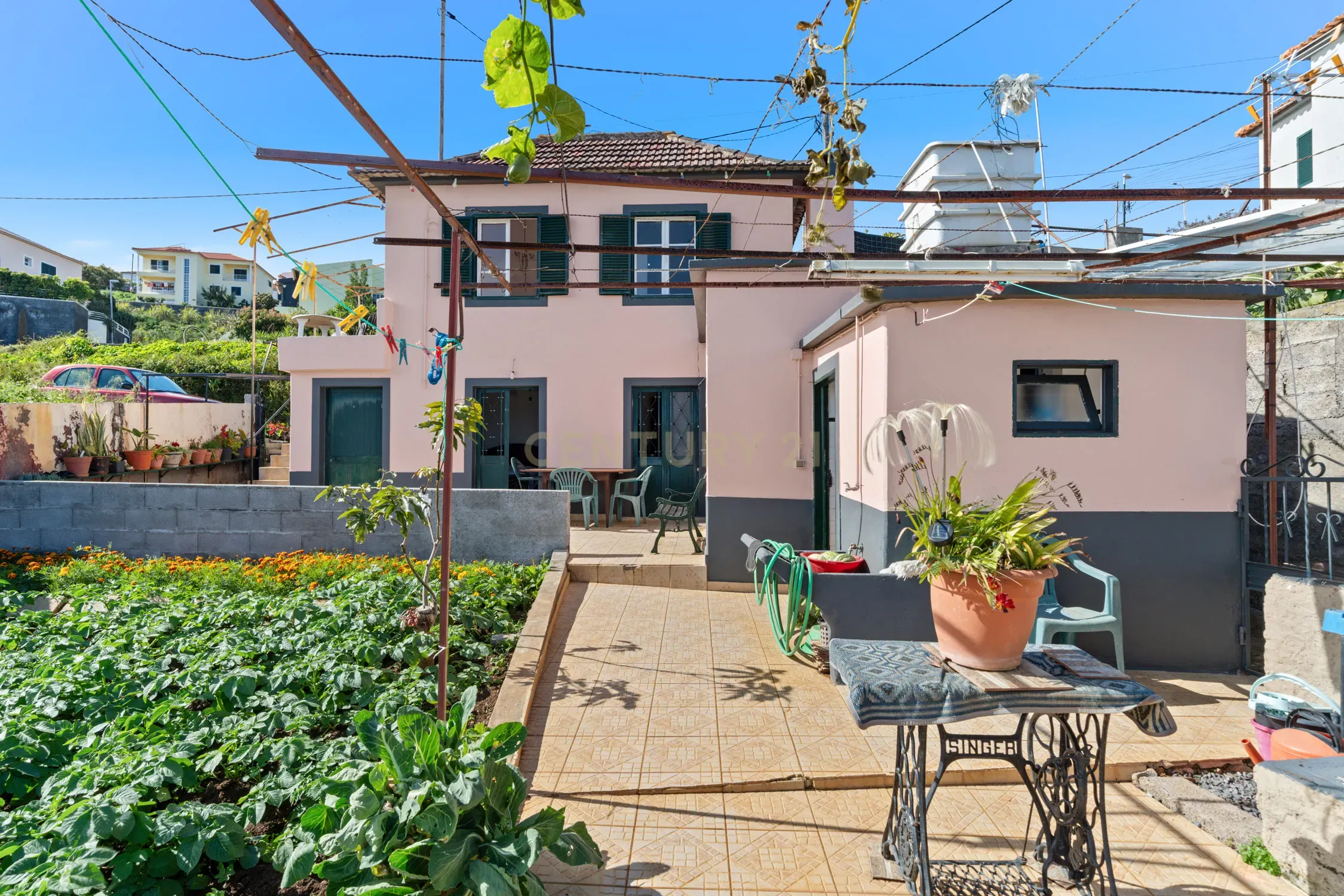 Moradia T2 em Gaula – Vista Mar, Jardim & Tradição! - Image 1