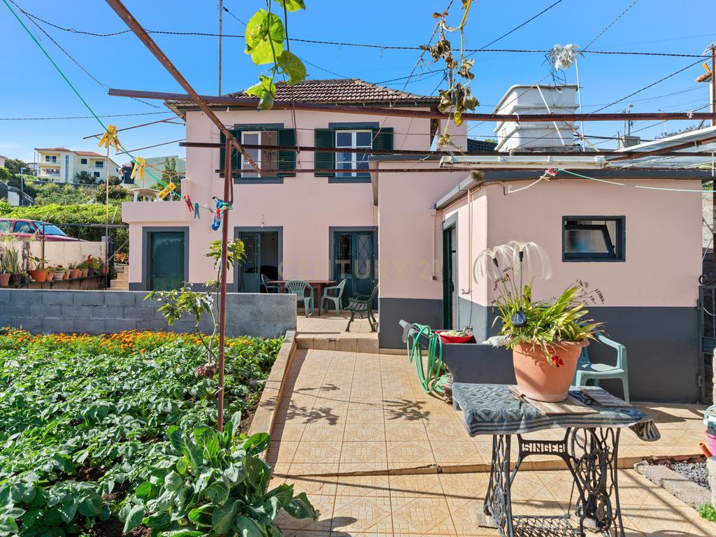 Moradia T2 em Gaula – Vista Mar, Jardim & Tradição! - Image 1
