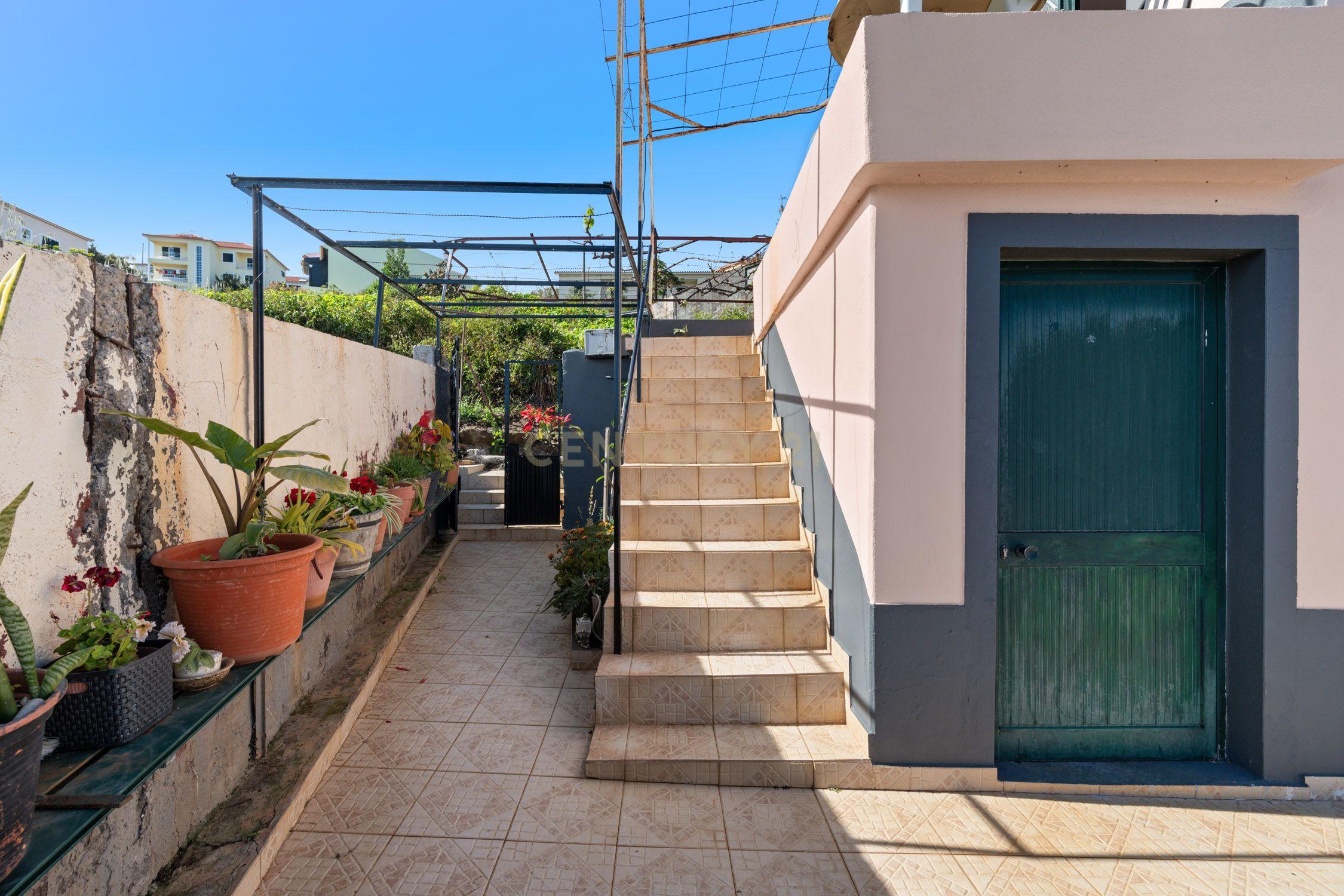 Moradia T2 em Gaula – Vista Mar, Jardim & Tradição! - Image 4