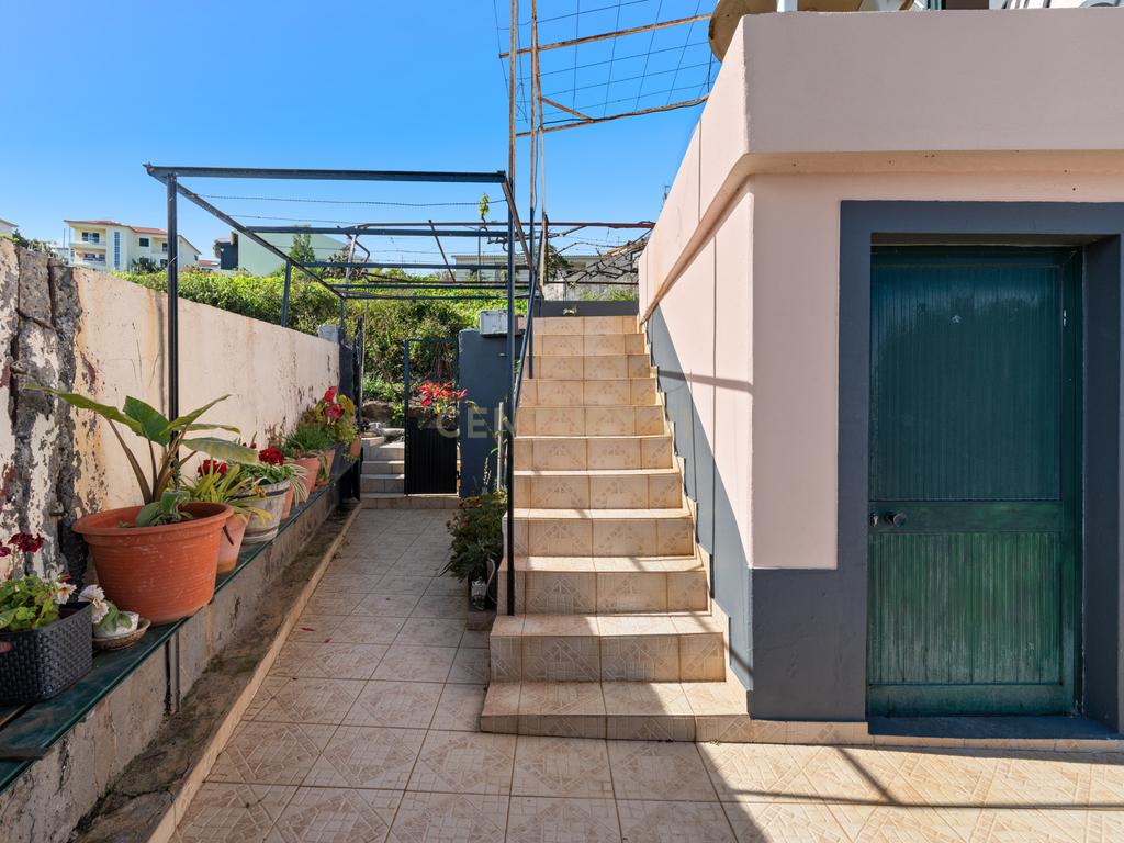 Moradia T2 em Gaula – Vista Mar, Jardim & Tradição! - Image 4