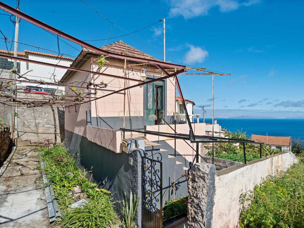 Moradia T2 em Gaula – Vista Mar, Jardim & Tradição! - Image 3