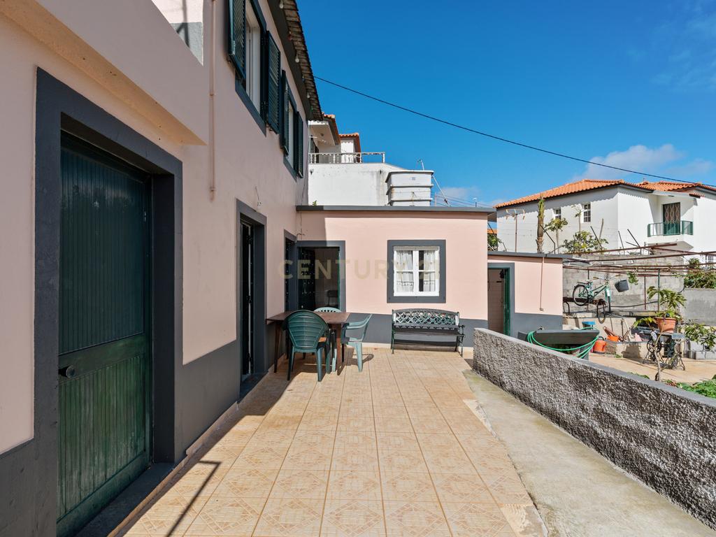 Moradia T2 em Gaula – Vista Mar, Jardim & Tradição! - Image 5