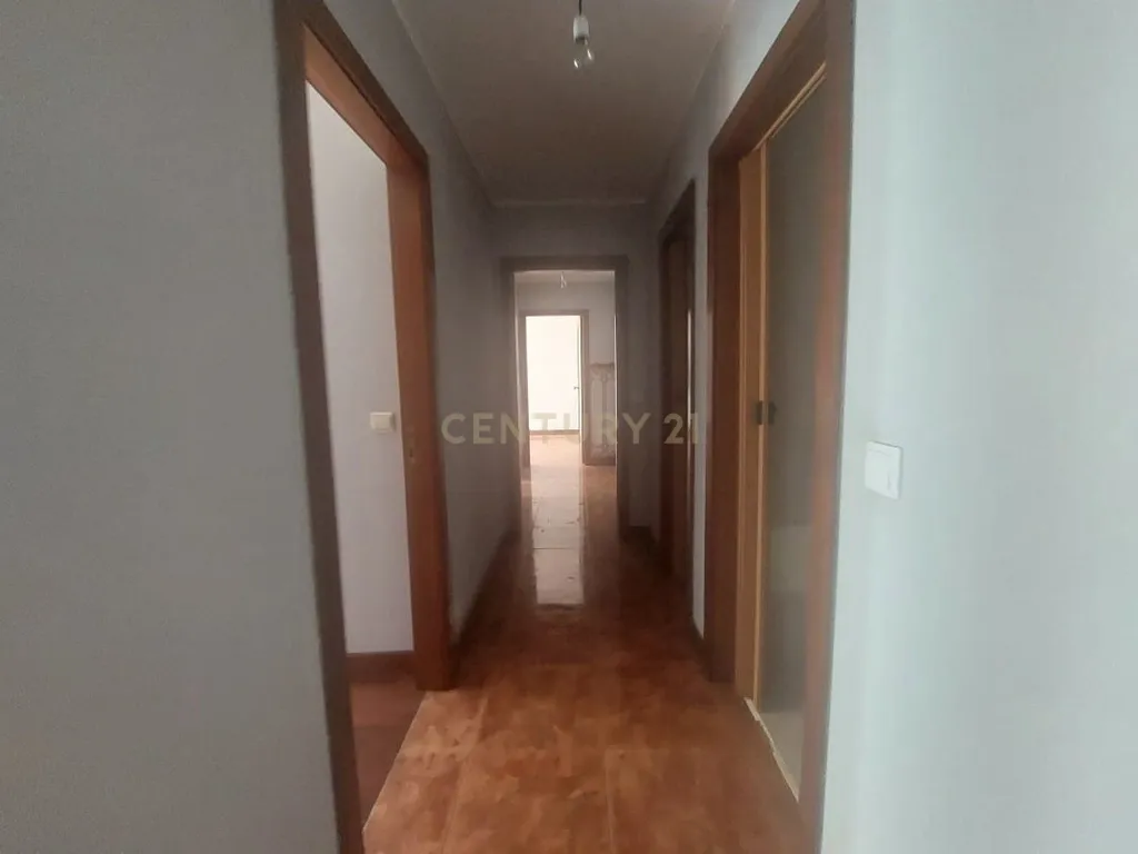 Apartamento T2 em Matosinhos com Garagem e Varanda - Image 12