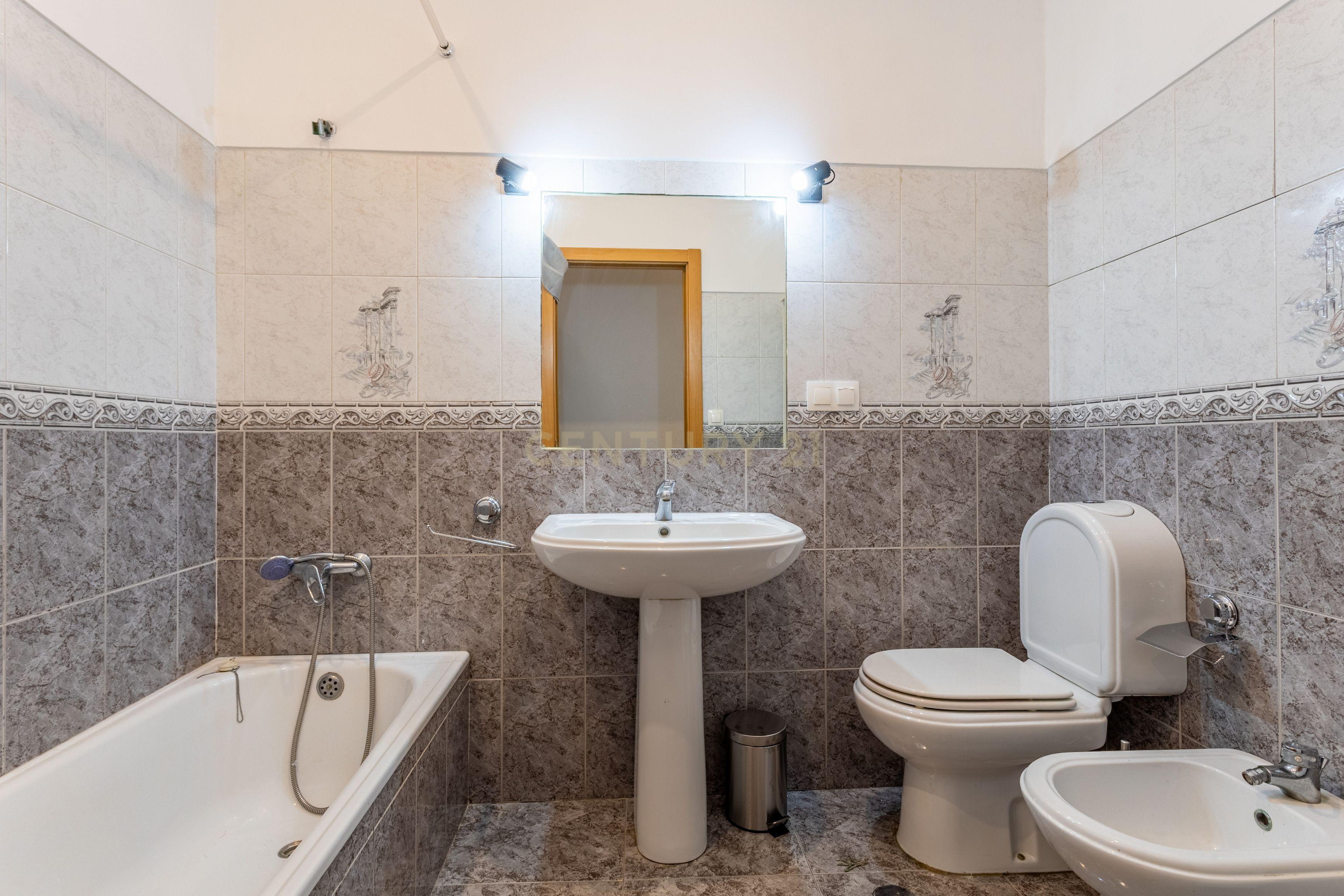 Apartamento T3 inserido num prédio de traça tradicional, no coração de Lisboa, a 5 min da Basílica da Estrela - Image 19