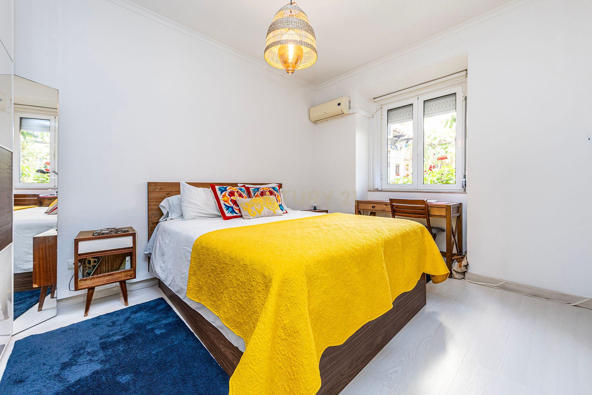 Fotografia 6 de Apartamento T2 na Estrada das Laranjeiras com logradouro
