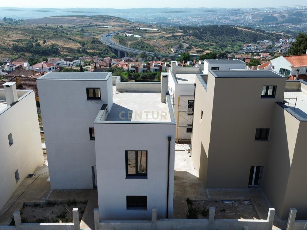 Moradia T4, condomínio fechado, Loures, piscina, 3 parqueamentos, vista desafogada - Image 3