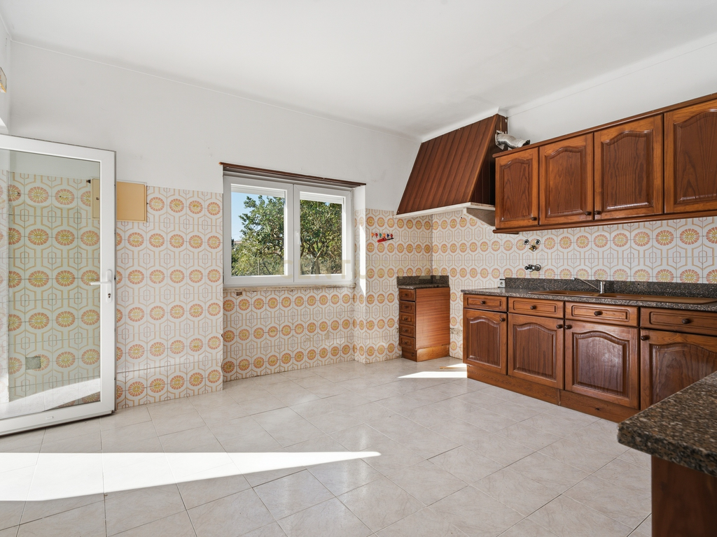 Moradia T7 de dois pisos com garagem, jardim e anexos | Terreno 894 m² na Paz em Mafra - Image 23
