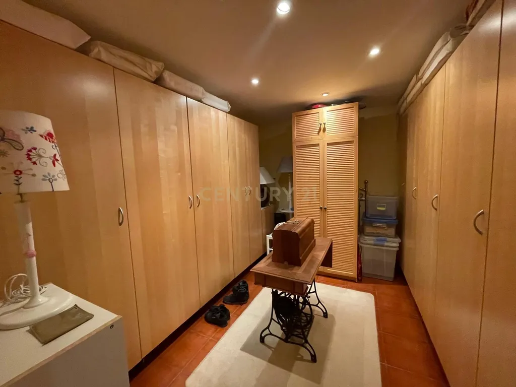 Luxuosa Moradia Renovada em Madrid com Vista para a Cidade - Image 51