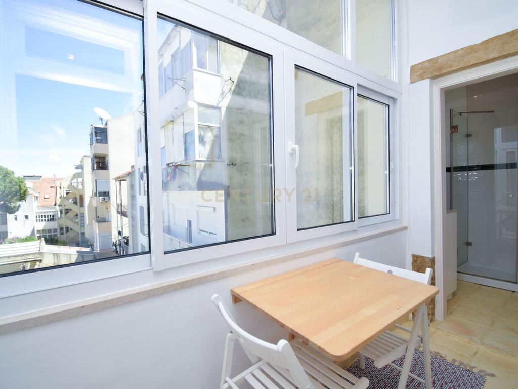 Apartamento T2+1 Renovado no Coração de Campo de Ourique - Image 23