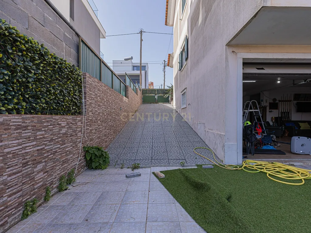 Moradia T4 com 3 Pisos + Sótão e Garagem — Famões - Image 64