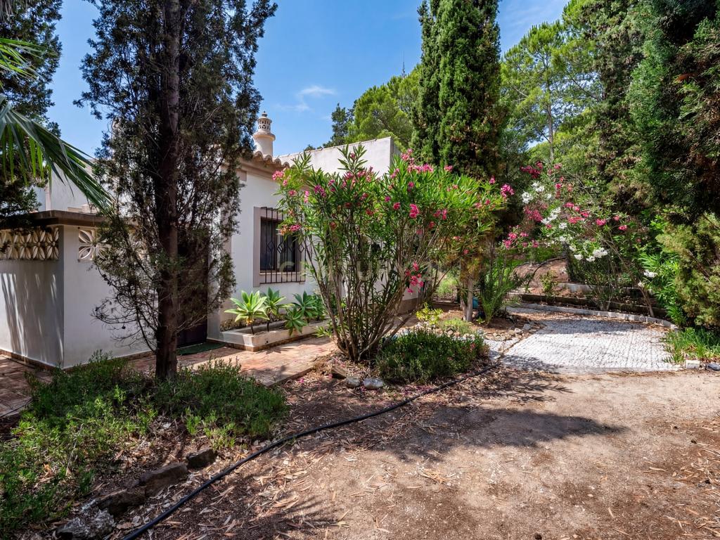 Moradia inserida em terreno com 3.560m2 a 5 minutos das Praias da Marinha, Benagil e Albandeira - Image 7
