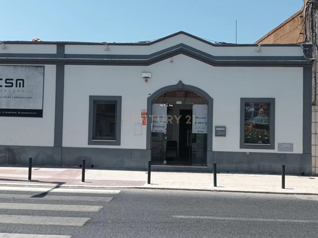 Escritório Renovado para Arrendamento Zona Central de Setubal - Image 1