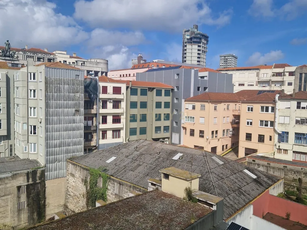 Espaçosa Propriedade para Recuperação no Coração do Porto - Image 19
