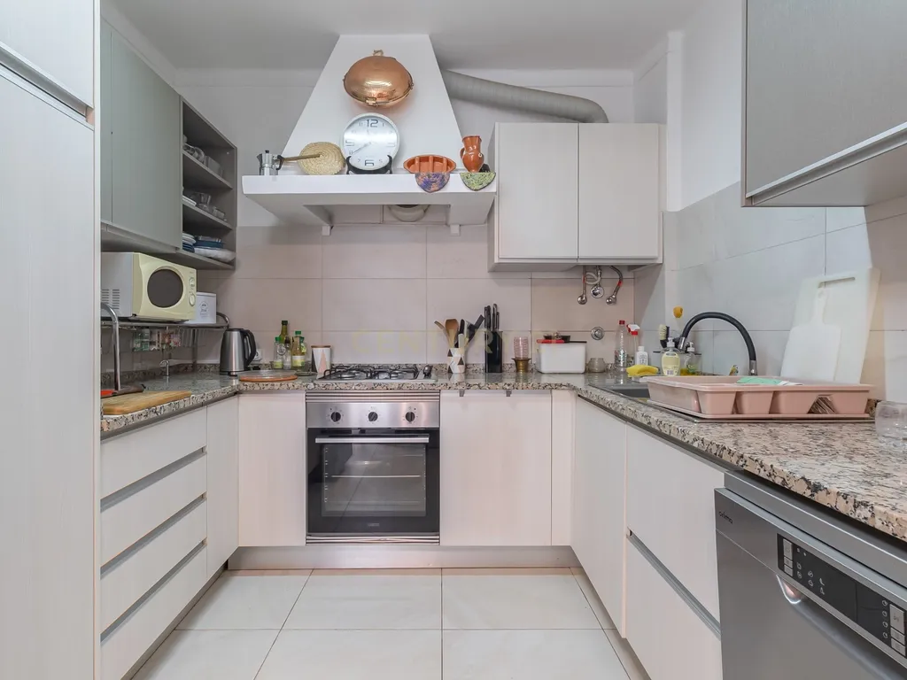 Casa T2 em Faro, Lagos - Localização Privilegiada e Conforto - Image 25