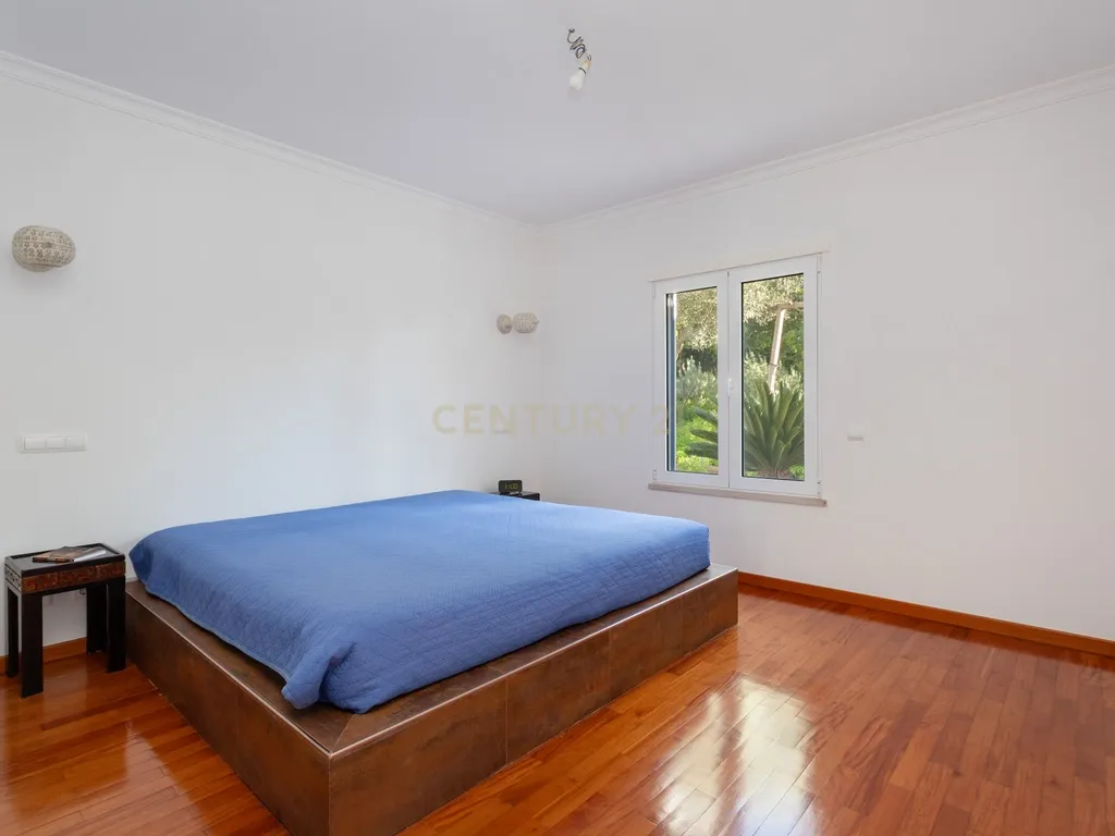 Vivenda exclusiva de construção moderna, 4 suítes, jardim imersivo com lago e viabilidade para piscina. - Image 16