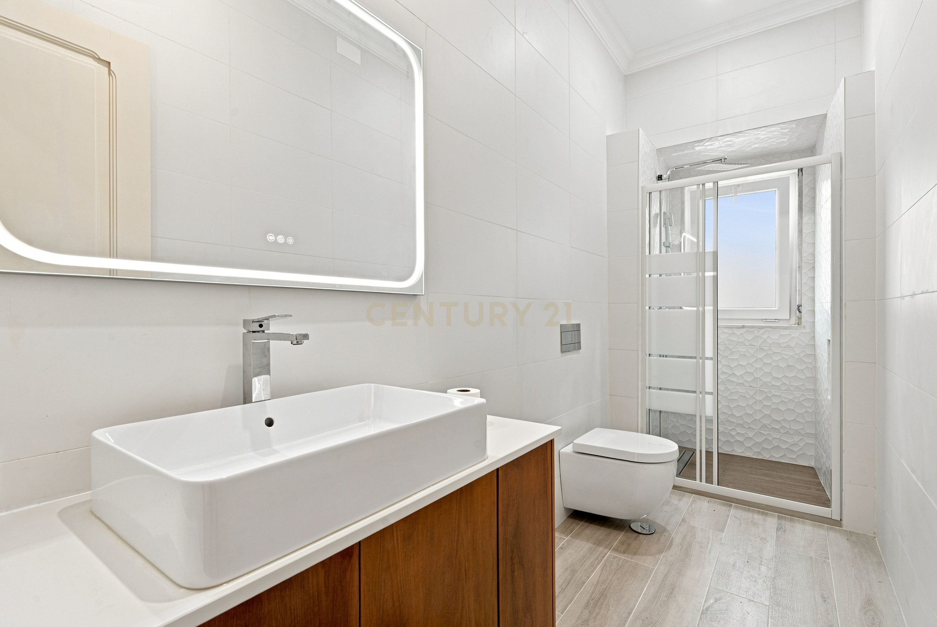 Fotografia 3 de Exclusivo na Penha de França | T3 Totalmente Remodelado com Elevador, Cozinha Equipada e Logradouro Privativo de 41 m²