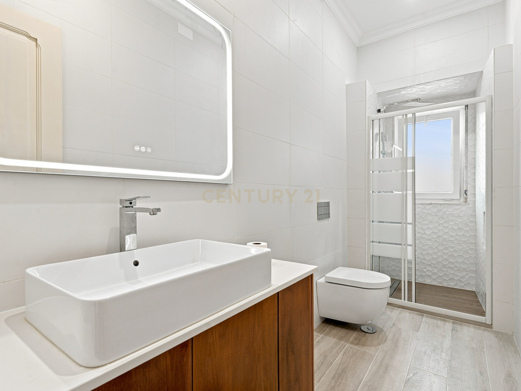 Exclusivo na Penha de França | T3 Totalmente Remodelado com Elevador, Cozinha Equipada e Logradouro Privativo de 41 m² - Image 3