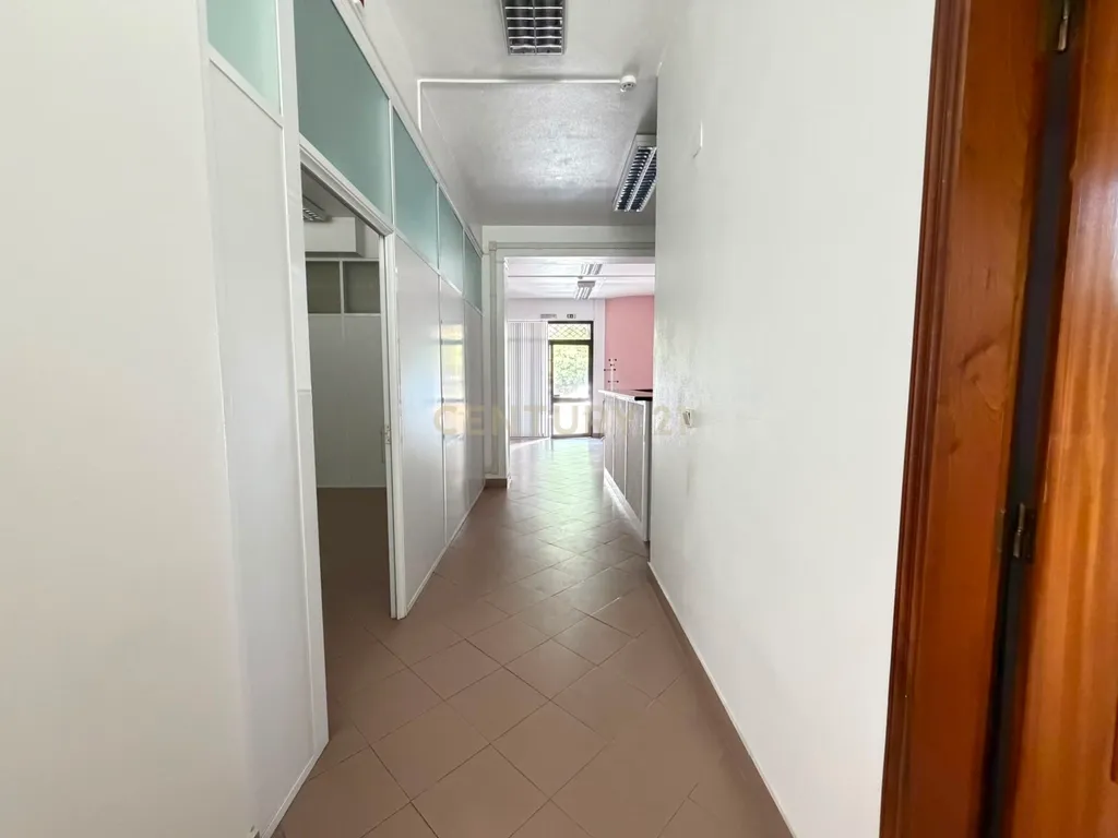 Loja com 85m2 e duas casas de banho em Setúbal - Image 2