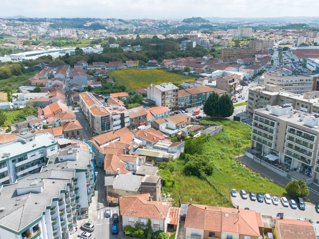 Prédio para reabilitação com terreno e viabilidade para construção na Venda Nova, em Rio Tinto - Image 42
