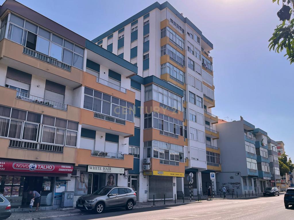 T2 para Arrendamento em Corroios – Conforto, Modernidade e Localização Privilegiada - Image 2
