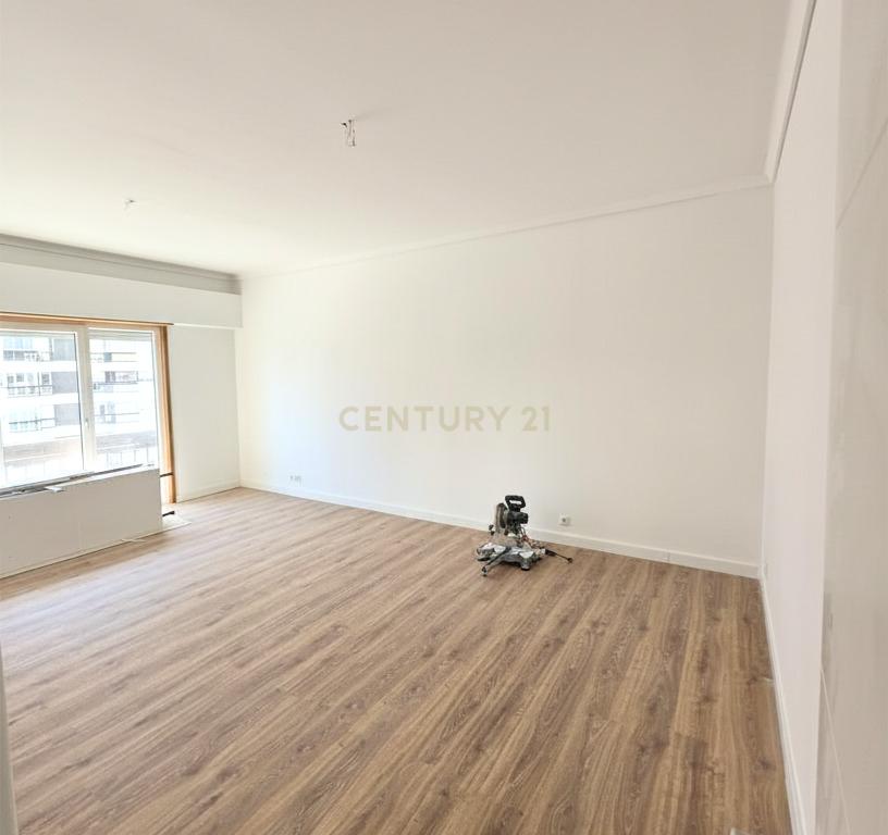 Apartamento Renovado em Algés, Oeiras - 2 Quartos e 2 WC - Image 16